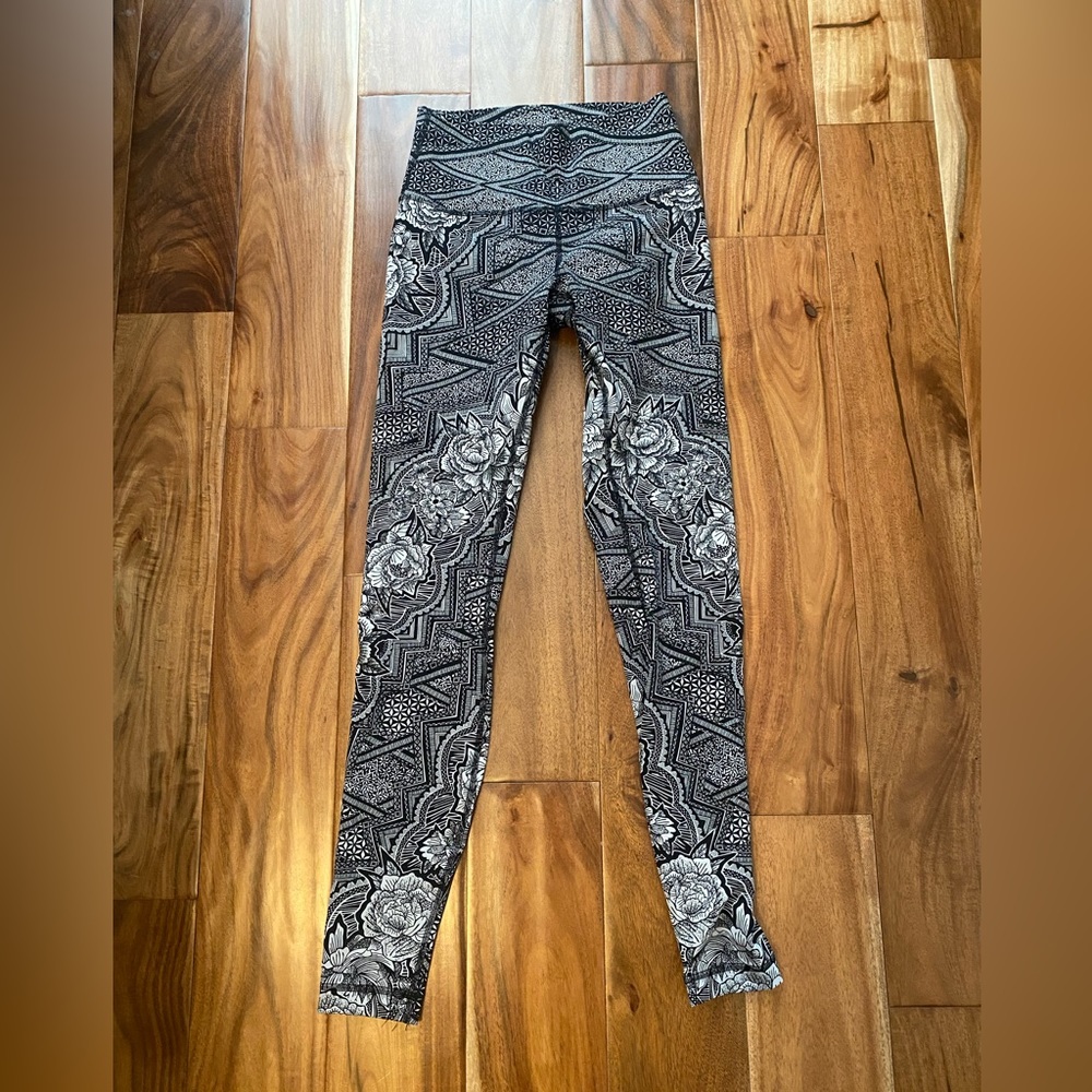 Lululemon leggings size 6